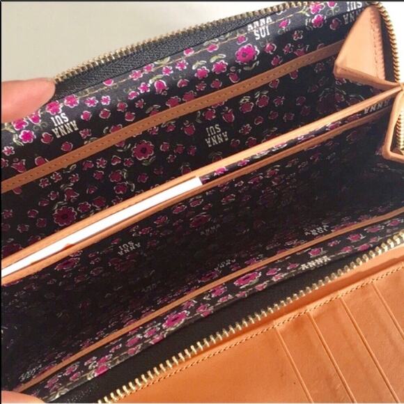 ANNA SUI Black Patent Leather Emblem Snap Interior Brown Tan Zip Wallet Clutch - Picture 7 of 8